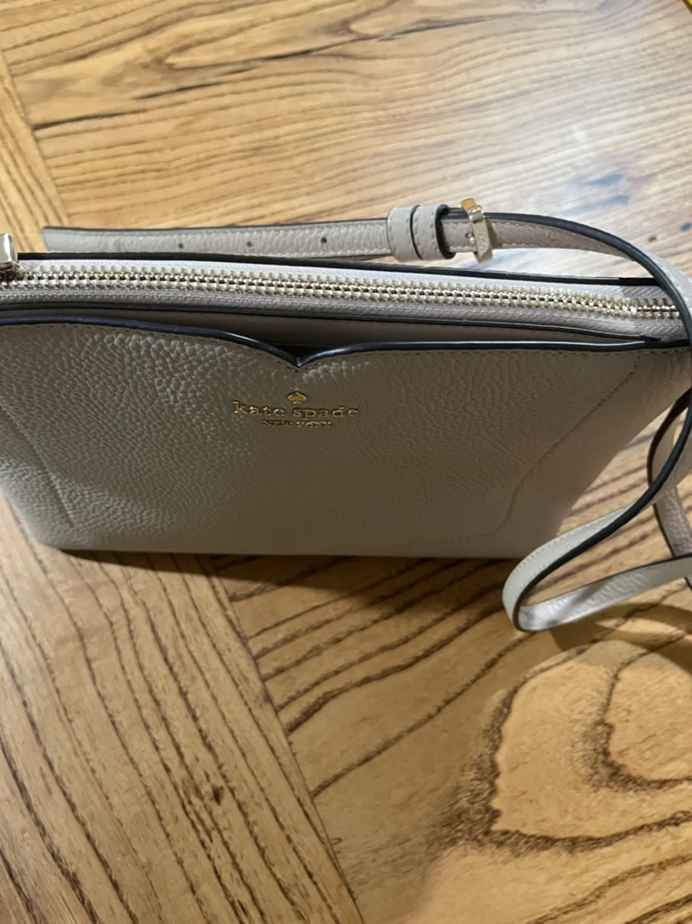 kate spade pebble leather crossbody in light beige with gold logo - Picture 10 of 10